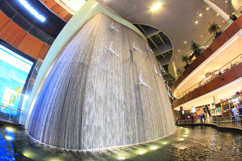 Дубай, торговый центр Dubai Mall, водопады